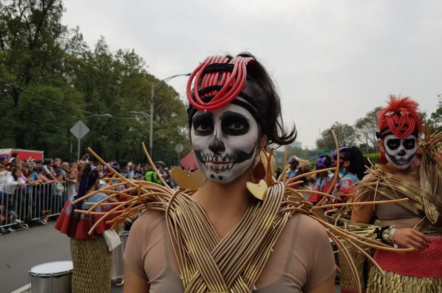 2 mil 500 artistas en acción, 11 carros alegóricos, 22 comparsas y diversos grupos de coreografías llenaron de alegría el corazón de la CDMX.