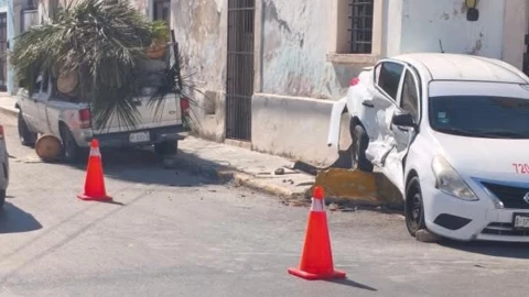Fuerte accidente en el Centro de Mérida: ¿Qué se sabe del choque que dejó una mujer lesionada hoy martes 15 de abril de 2025?