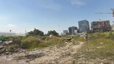 VIDEO | Localizan cuerpo de un hombre sin vida sobre un canal de agua en Periférico; la cabeza y el torso salían