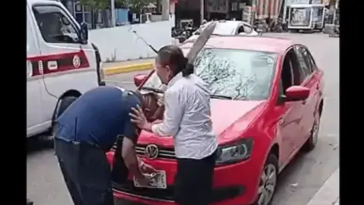 VIDEO: Abuelita enfrenta a policías con machete por placas de vehículo en Chiapas