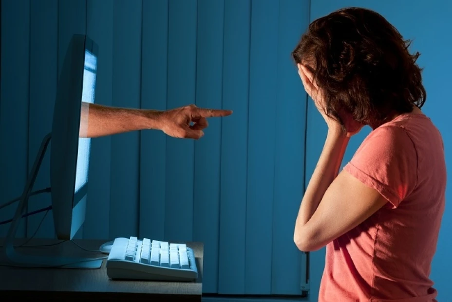 La violencia en Internet va desde la exposición a materiales en línea que muestran el abuso sexual de menores hasta la ciber-intimidación