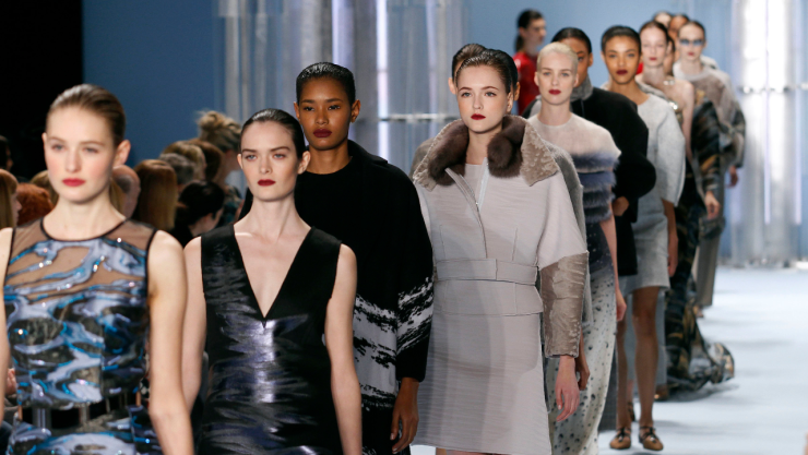 Cuál es la combinación que Carolina Herrera recomienda para verse muy elegante