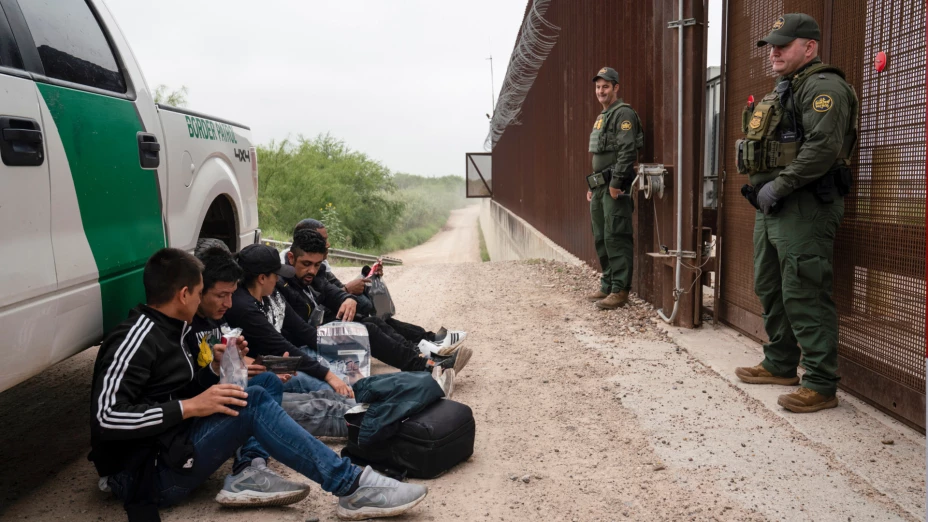 Migrantes colombianos son procesados por agentes de la Patrulla Fronteriza