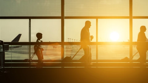 unos turistas a punto de embarcar su vuelo