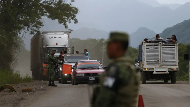 Soldados de la Guardia Nacional coordinan un retén temporal para detectar a migrantes, justo al norte de Ciudad Cuauhtémoc, estado de Chiapas, México, el sábado 15 de junio de 2019. Imagen, AP.