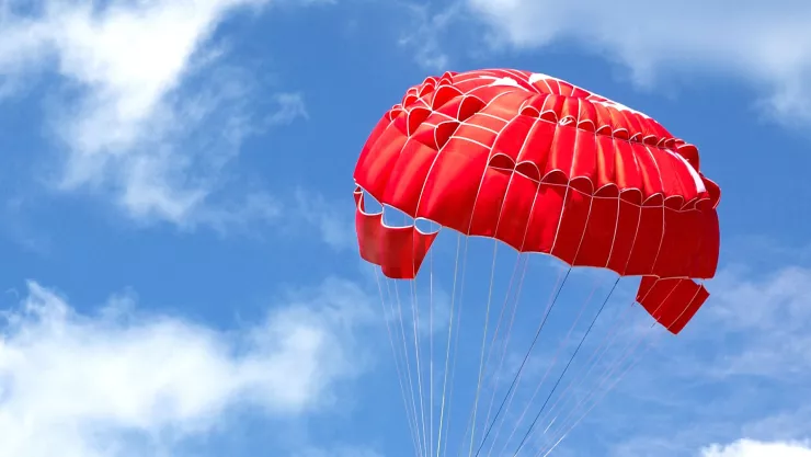 VIDEO Muere joven tras un ataque de pánico mientras hacía parasailing; se soltó del arnés