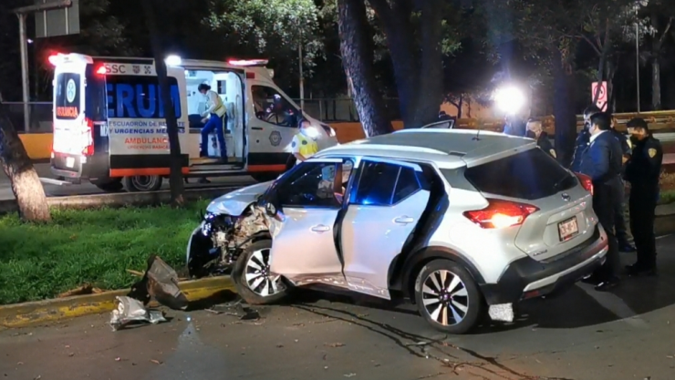 camioneta-choca-contra-arbol.jpeg