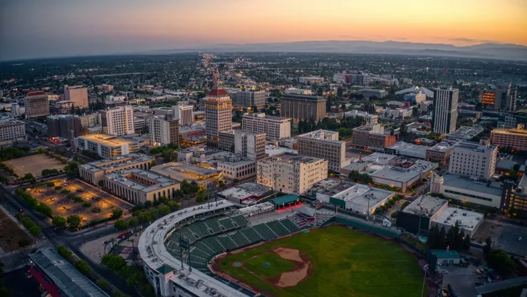 Un edificio de la ciudad de Fresno se vendió por un dólar.