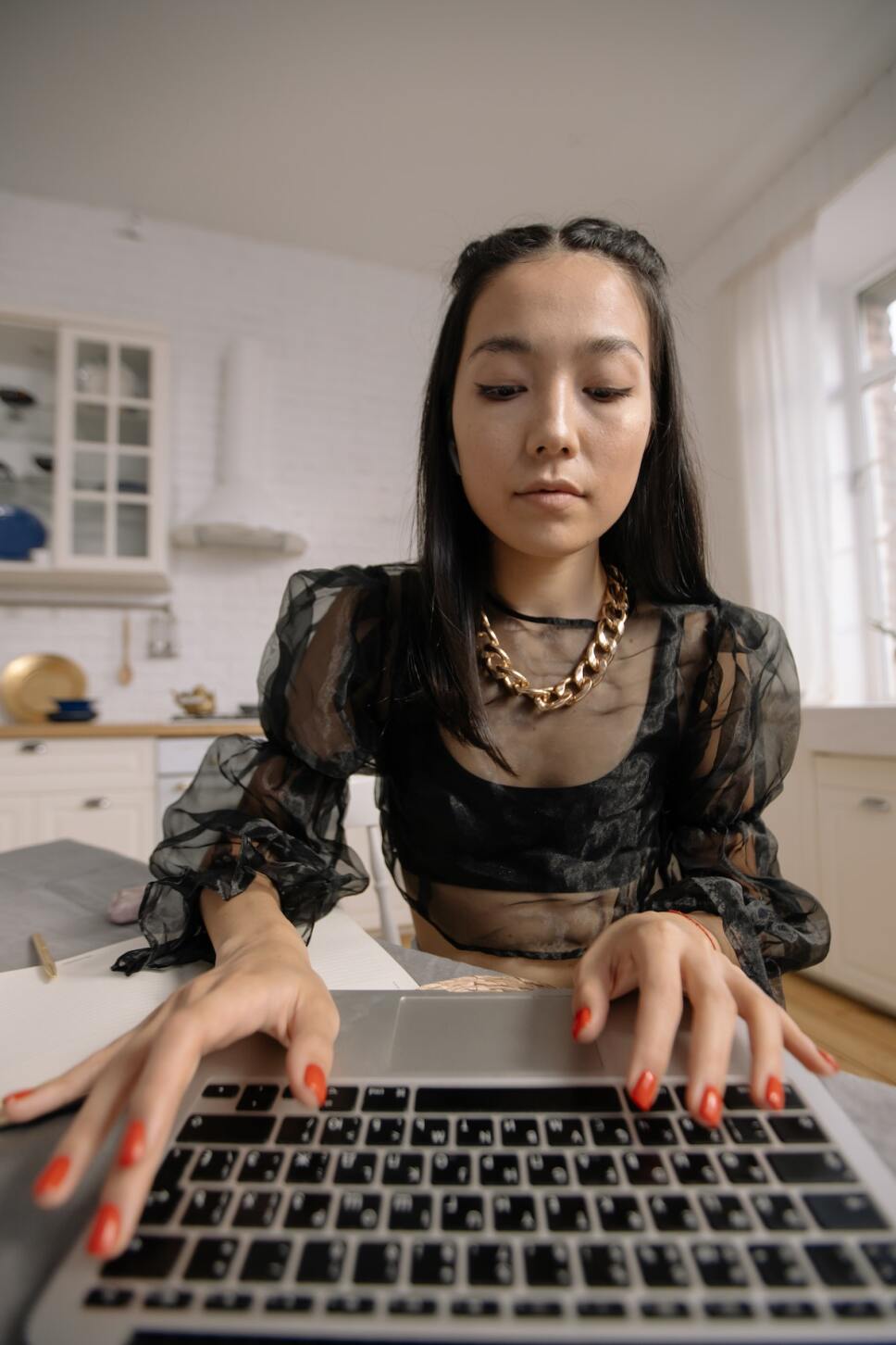 mujer en su computadora buscando peegasm