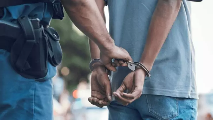 ¡Por cochino! Policías detienen a un hombre en la Sm. 63 de Cancún; orinó en la calle