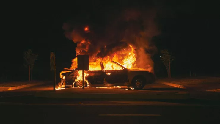 Madre deja a sus dos hijos en auto en llamas y mueren, la acusan de asesinato.