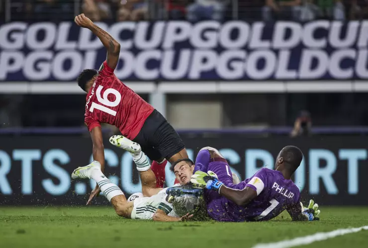 Hirving Lozano sufre escalofriante lesión