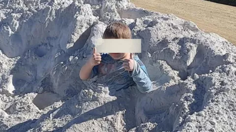 Muere niño de 7 años que jugaba en una montaña de polvo tóxico