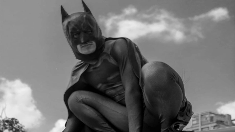 Multan a conductor del ‘Batimóvil’ por invadir carril exclusivo del Metrobús en CDMX: ¡Santos problemas, ‘Batman’!