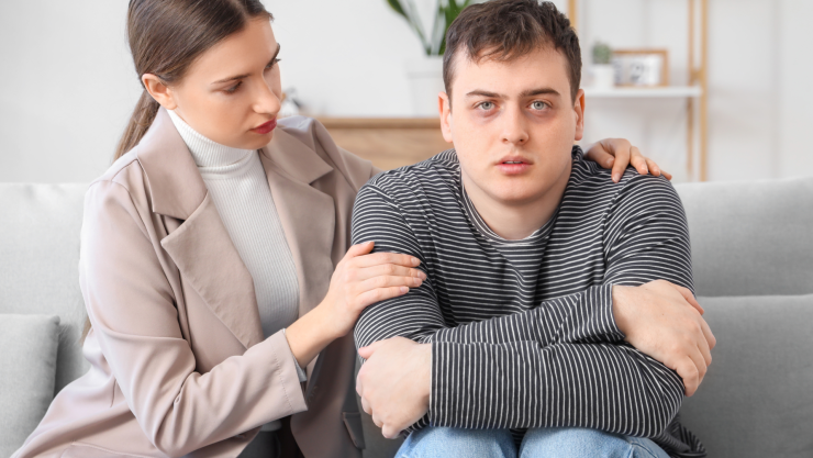 Hombre en terapia por adicciones