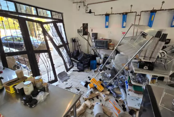 ¡Aparatoso accidente! Conductora choca su camioneta contra comercio y lo destroza por completo, en Guanajuato Capital (IMÁGENES).jpg