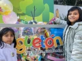 En compañía de familiares y amigos, disfrutamos de un rato de diversión.