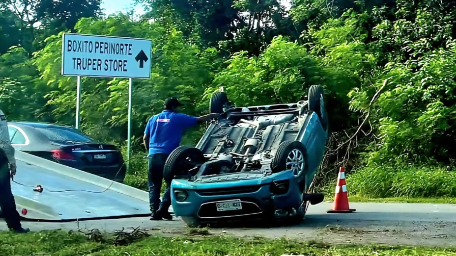 Auto vuelca por esquivar un perro en el Periférico de Mérida