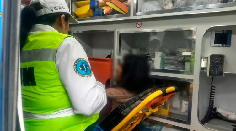 mujer en ambulancia