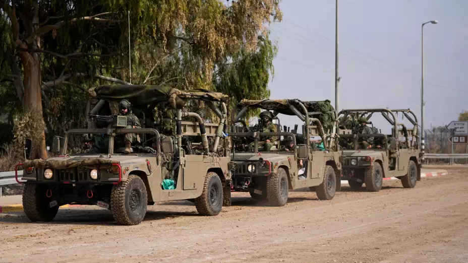 Soldados israelíes patrullan la frontera de la Franja de Gaza.