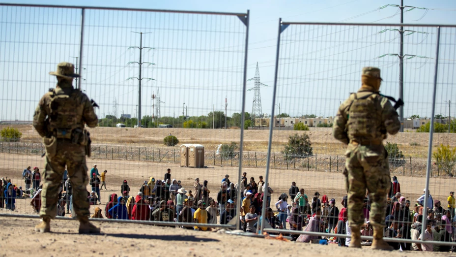 Guardias nacionales de Texas vigilan entrada fronteriza en El Paso