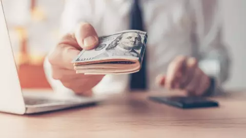 un hombre de negocios otorga dinero para ayudar económicamente a alguien