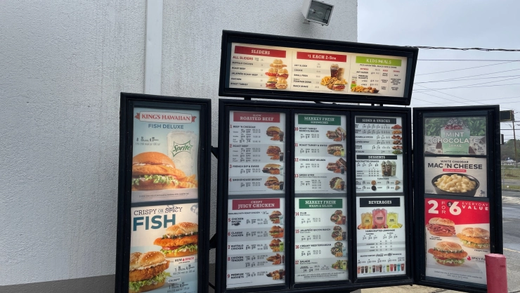 Una pantalla con el menú de un local de comida rápida