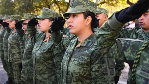 Quién y cómo se hacen los uniformes militares en México