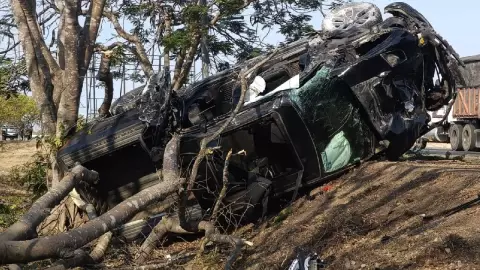 Vuelca camioneta de lujo en Mérida y la deja abandonada