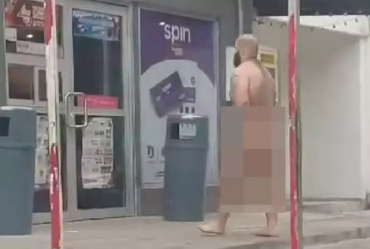 FOTOS Captan a hombre DESNUDO entrando a tienda de conveniencia en Mérida
