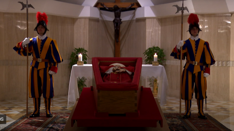 Papa Francisco en su féretro