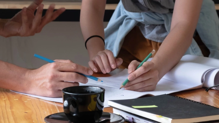 Estudiantes de secundaria matan a maestra.