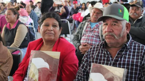  Beneficiarios compartieron su emoción al recibir un documento 