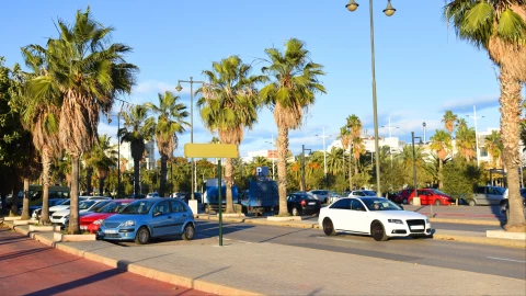 Coches estacionados en calle de Miami