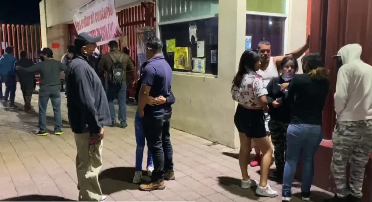 Familiares afuera del Hospital de Tláhuac.jpeg