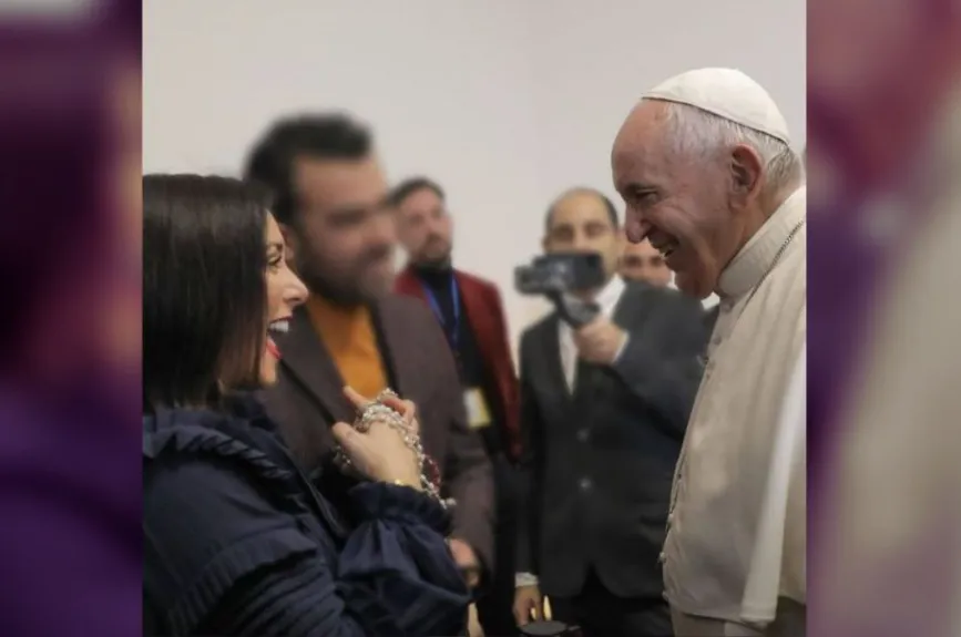 Claudia Lizaldi y el papa francisco