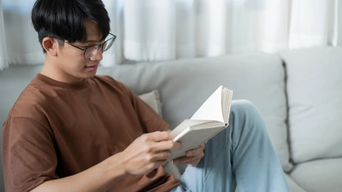 Joven leyendo libro