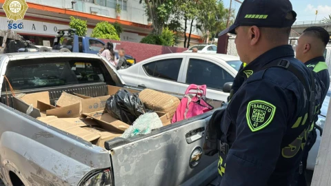 Policía CDMX detienen a pareja que transportaban más de 100 kilos de marihuana en CDMX en una camioneta gris.
