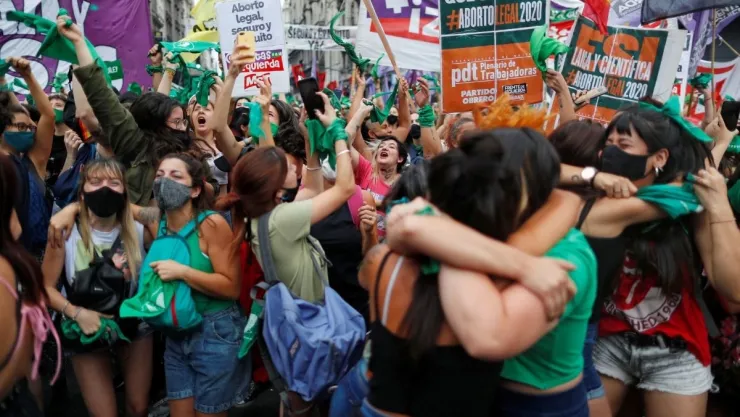 En Argentina, mujeres protestan para exigir la despenalización del aborto.