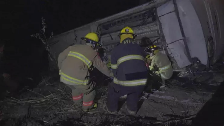 Autobus cae a barranco en Nayarit