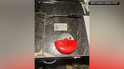 Un tenedor para asados (arriba), la licencia de conducir de Mark Anderson (centro) y una hoja circular de acero con un protector de plástico rojo (abajo) asegurados por la policía a Anderson, el hombre que intentó sacar de prisión a Luigi Mangione el 29 de enero de 2026