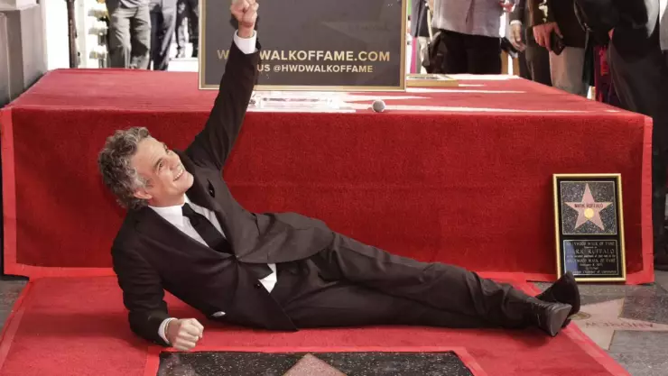 ¡Lo consiguió! Mark Ruffalo recibe su estrella en el Paseo de la Fama de Hollywood