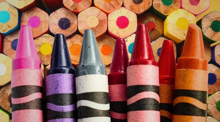 La IA destaca 3 ideas creativas para reciclar lápices y crayones cortos.jpg