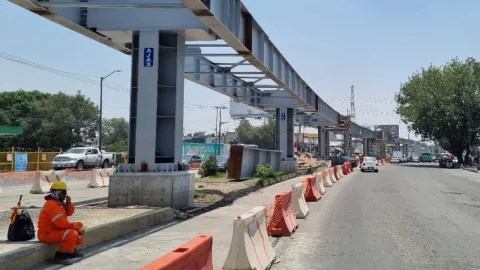 Cae estructura del Trolebús elevado y mata a un trabajador en Iztapalapa