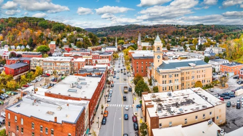 Vista aérea de la ciudad capital de Montpelier, Vermont, donde se ven sus calles y pequeños edificios