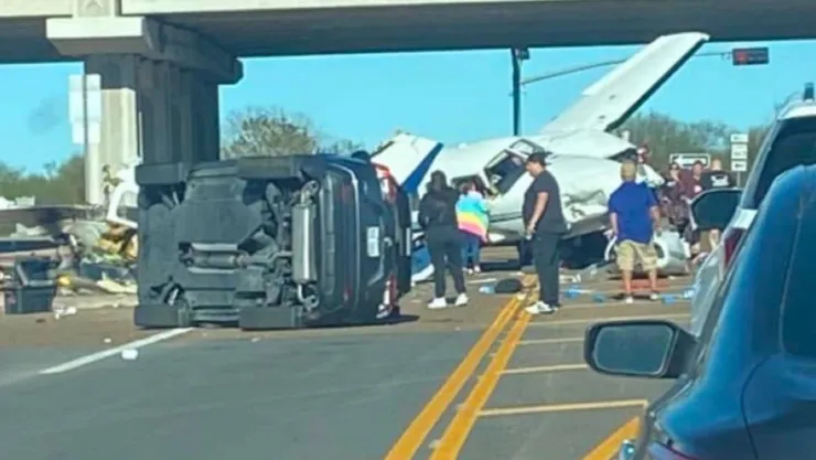 VIDEO ¡De terror! Avioneta se impacta contra vehículos en Victoria, Estados Unido