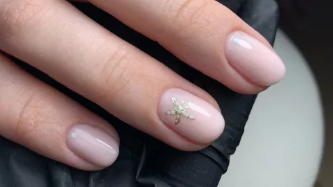 uñas minimalistas para vacaciones de Semana Santa 2026