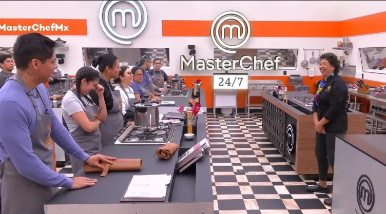 chef isabel carvajal exhibe el error de claudia.