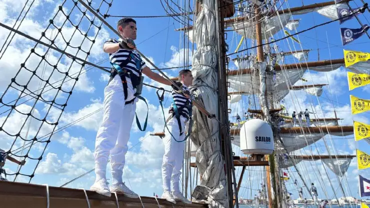 Llegan a Veracruz tripulantes del Buque Escuela Cuauhtémoc tras choque con puente de Brooklyn