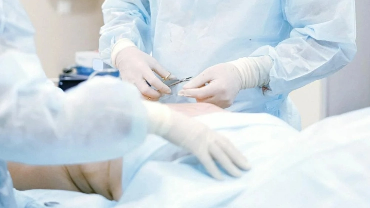 Mujer pierde pezón tras cirugía estética hecha por falso cirujano venezolano en EU